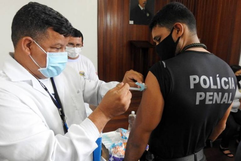 Vacinação leva esperança e mais proteção aos profissionais de segurança pública Vacinação leva esperança e mais proteção aos profissionais de segurança pública