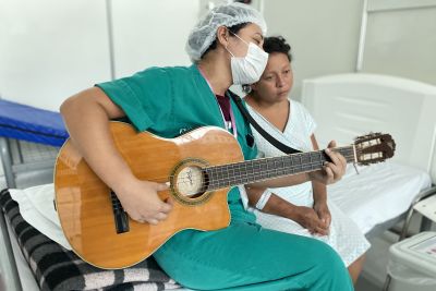 Profissionais do Hospital de Campanha do Hangar usam a musicoterapia para levar conforto aos pacientes Profissionais do Hospital de Campanha do Hangar usam a musicoterapia para levar conforto aos pacientes
