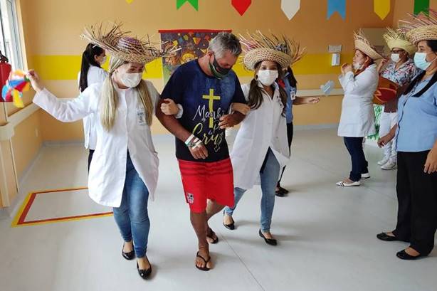 Assistência do Regional dos Caetés inova e presta homenagem aos pacientes em alta clínica Assistência do Regional dos Caetés inova e presta homenagem aos pacientes em alta clínica