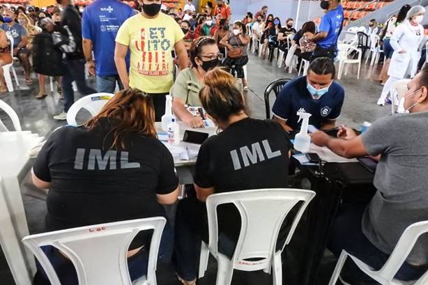 Agentes de segurança pública trabalham na vacinação contra Covid-19 Agentes de segurança pública trabalham na vacinação contra Covid-19