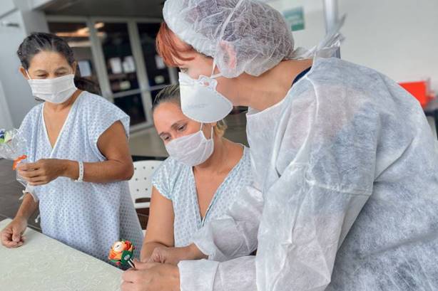 Com oficina de artesanato, pacientes internados no Hospital de Campanha amenizam o medo Com oficina de artesanato, pacientes internados no Hospital de Campanha amenizam o medo