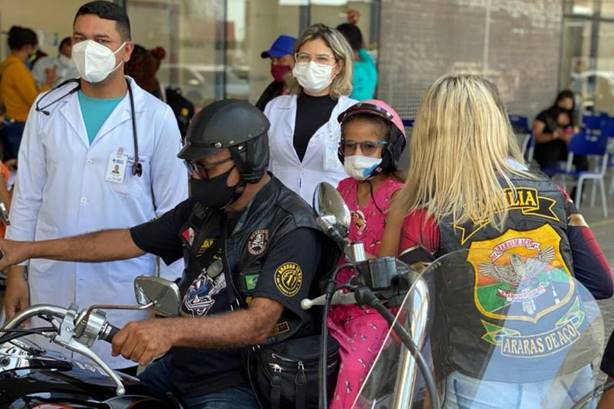 Após 35 dias sem andar, menina de 11 anos deixa Hospital Abelardo Santos sobre uma motocicleta Após 35 dias sem andar, menina de 11 anos deixa Hospital Abelardo Santos sobre uma motocicleta