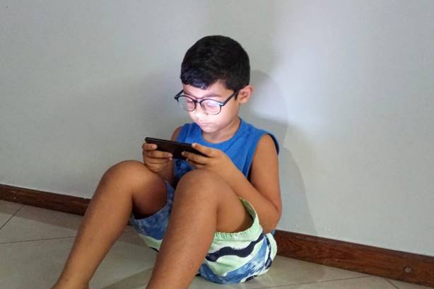 Uso prolongado de eletrônicos coloca em risco a saúde ocular das crianças, alerta a Sespa Uso prolongado de eletrônicos coloca em risco a saúde ocular das crianças, alerta a Sespa
