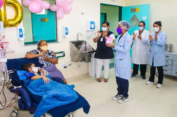 Paciente comemora aniversário de 15 anos no Centro de Hemodiálise do Hospital do Marajó Paciente comemora aniversário de 15 anos no Centro de Hemodiálise do Hospital do Marajó