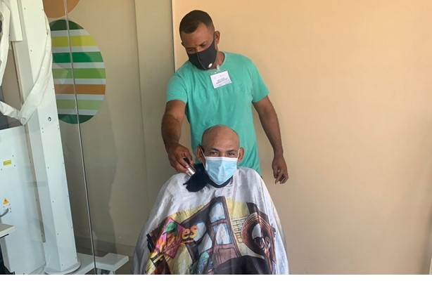 Atendimento do HGI leva corte de cabelo à unidade hospitalar e atende pedido de usuário na ortopedia Atendimento do HGI leva corte de cabelo à unidade hospitalar e atende pedido de usuário na ortopedia