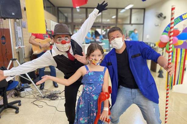 Com show circense, crianças internadas no Hospital Metropolitano voltam às aulas Com show circense, crianças internadas no Hospital Metropolitano voltam às aulas