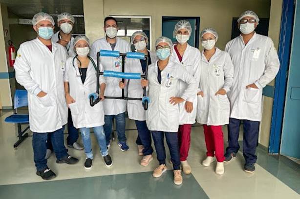 Estagiários de Fisioterapia criam cadeira de PVC para auxiliar pacientes internados Estagiários de Fisioterapia criam cadeira de PVC para auxiliar pacientes internados