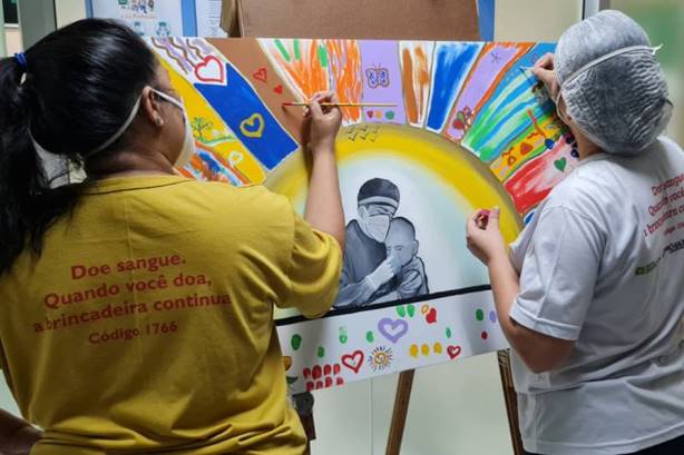 Funcionários do Oncológico se emocionam ao pintar tela colaborativa Funcionários do Oncológico se emocionam ao pintar tela colaborativa