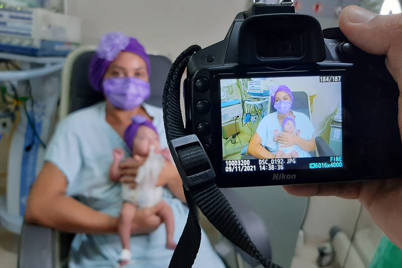 Mães e bebês ganham ensaio fotográfico no Hospital Regional do Baixo Amazonas Mães e bebês ganham ensaio fotográfico no Hospital Regional do Baixo Amazonas