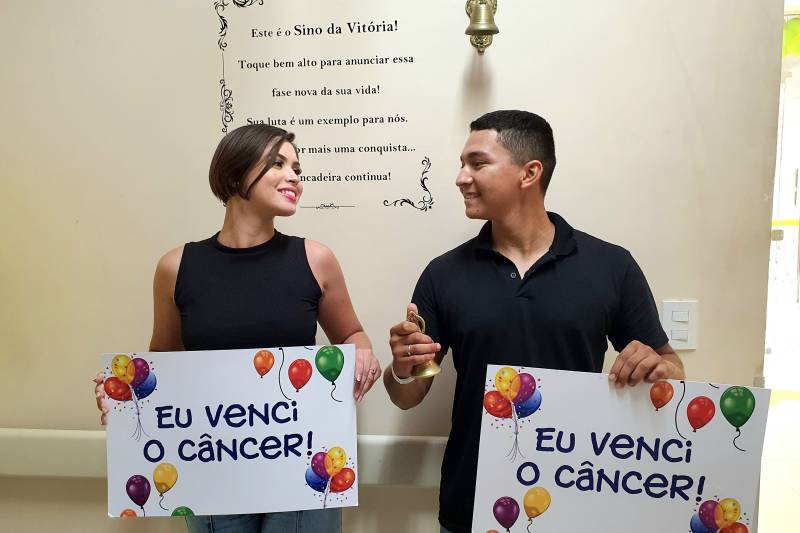 Casal vence o câncer e badala o Sino da Vitória do Oncológico Infantil Casal vence o câncer e badala o Sino da Vitória do Oncológico Infantil