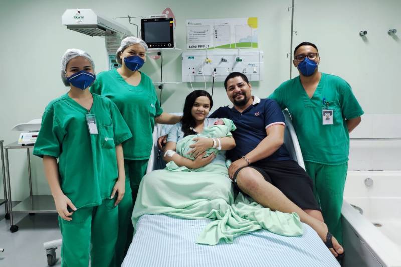 Pais realizam o sonho de ter bebê em parto na água, no HMIB Pais realizam o sonho de ter bebê em parto na água, no HMIB