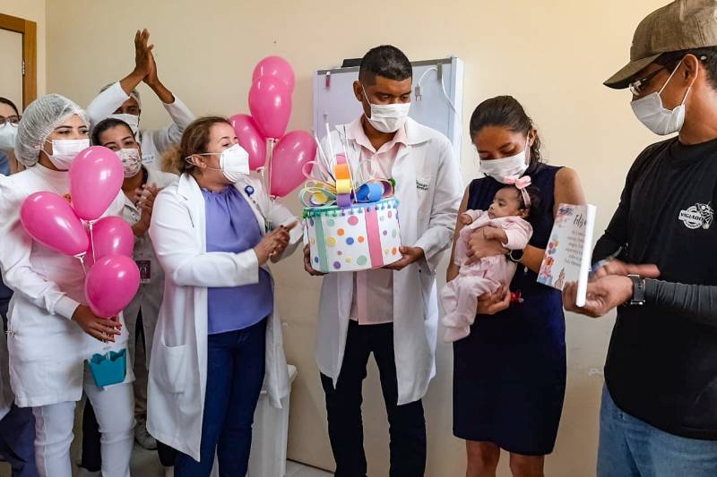 Bebê internada há quase 50 dias no HRAS ganha ‘mêsversário’ e ensaio fotográfico Bebê internada há quase 50 dias no HRAS ganha ‘mêsversário’ e ensaio fotográfico