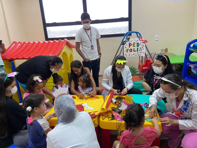Abelardo Santos faz oficina de produção de máscaras como programação de Carnaval da pediatria Abelardo Santos faz oficina de produção de máscaras como programação de Carnaval da pediatria