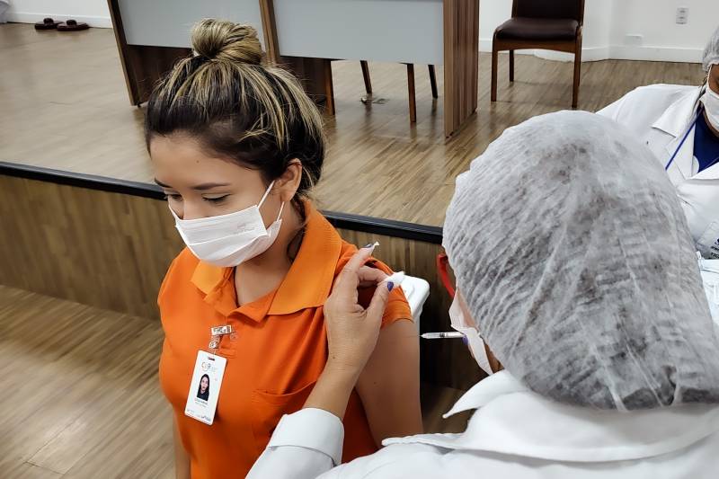 Centro de Inclusão reforça imunização de profissionais contra Covid-19 e Influenza H3N2 Centro de Inclusão reforça imunização de profissionais contra Covid-19 e Influenza H3N2