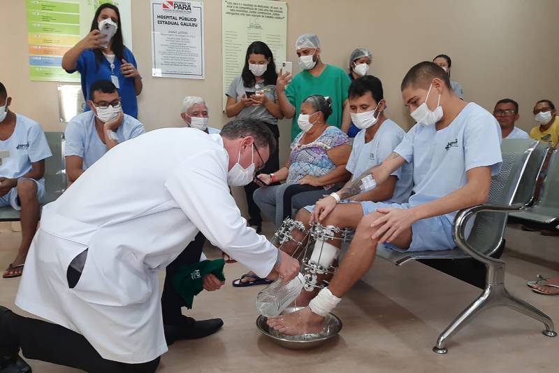 Pacientes têm os pés lavados em cerimônia da Semana Santa no Hospital Galileu Pacientes têm os pés lavados em cerimônia da Semana Santa no Hospital Galileu
