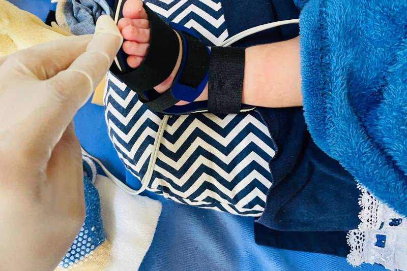 Abelardo Santos investe em órteses de neoprene e PVC para alinhar membros do corpo de pacientes Abelardo Santos investe em órteses de neoprene e PVC para alinhar membros do corpo de pacientes