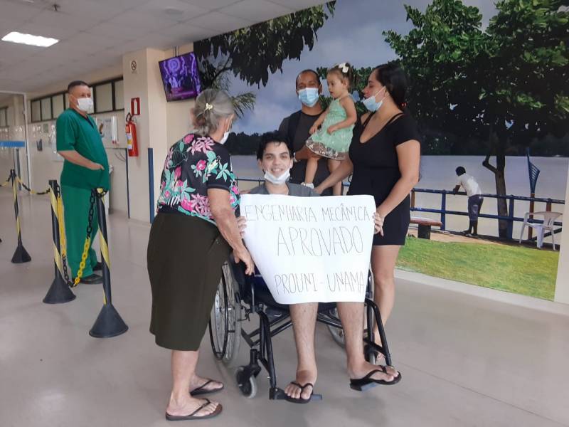 Estudante internado no Abelardo Santos é aprovado no vestibular e ganha festa dentro da unidade Estudante internado no Abelardo Santos é aprovado no vestibular e ganha festa dentro da unidade