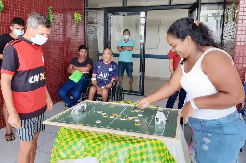 Abelardo Santos aposta no futebol de botão para entreter pacientes internados Abelardo Santos aposta no futebol de botão para entreter pacientes internados