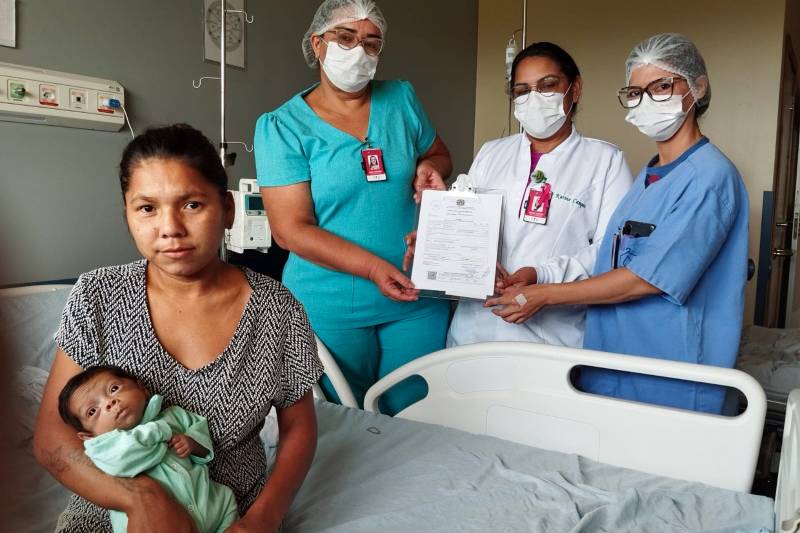 Bebê recebe certidão de nascimento após internação no Regional do Tapajós Bebê recebe certidão de nascimento após internação no Regional do Tapajós
