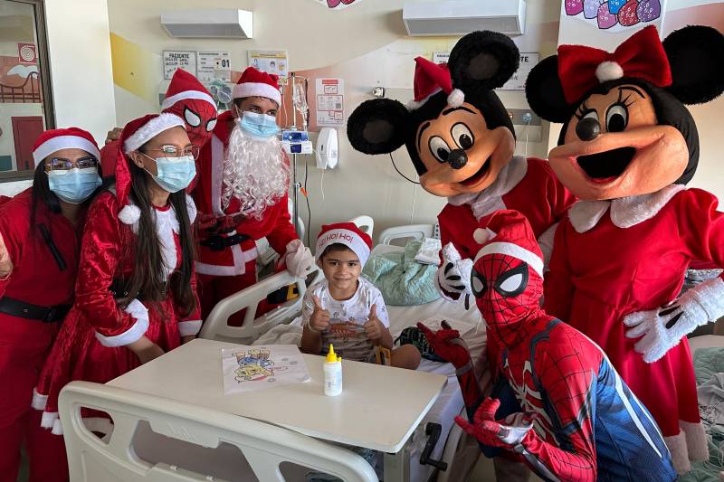 Papai Noel e super-heróis visitam crianças internadas no Regional do Baixo Amazonas Papai Noel e super-heróis visitam crianças internadas no Regional do Baixo Amazonas