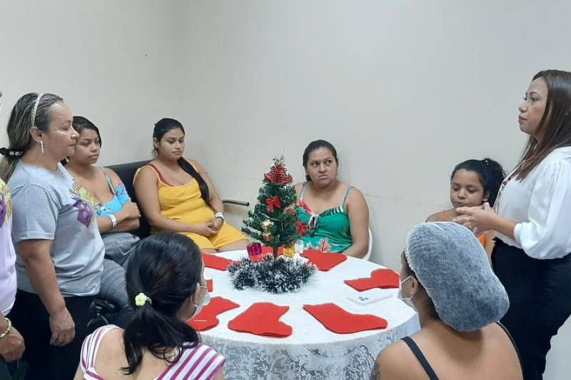 Usuários do Abelardo Santos produzem enfeites natalinos em oficinas de artesanato Usuários do Abelardo Santos produzem enfeites natalinos em oficinas de artesanato