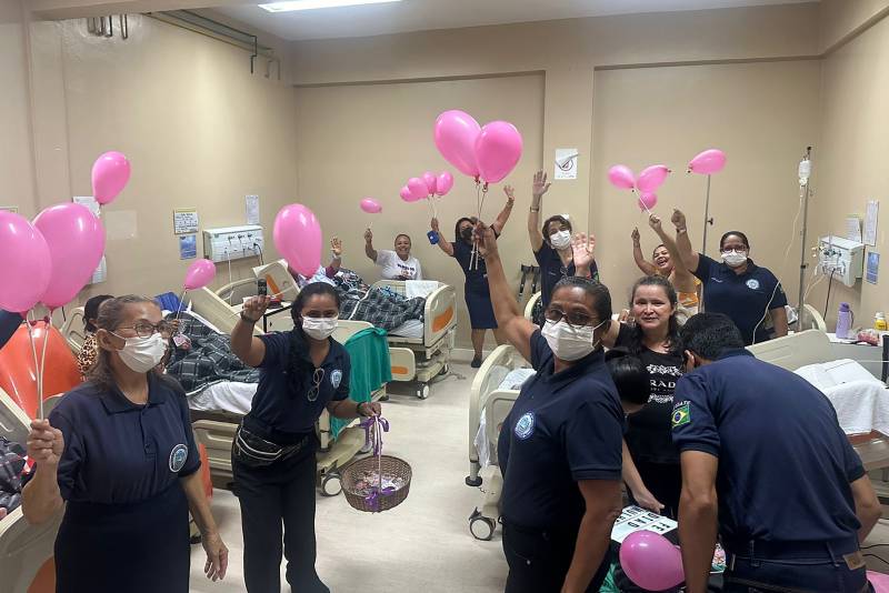 Mulheres atendidas no Hospital Galileu recebem homenagem e se emocionam Mulheres atendidas no Hospital Galileu recebem homenagem e se emocionam