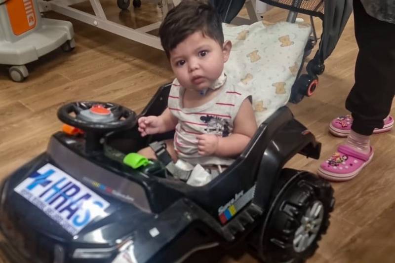 No Abelardo Santos, criança realiza sonho de andar de carrinho mesmo internado em UTI No Abelardo Santos, criança realiza sonho de andar de carrinho mesmo internado em UTI