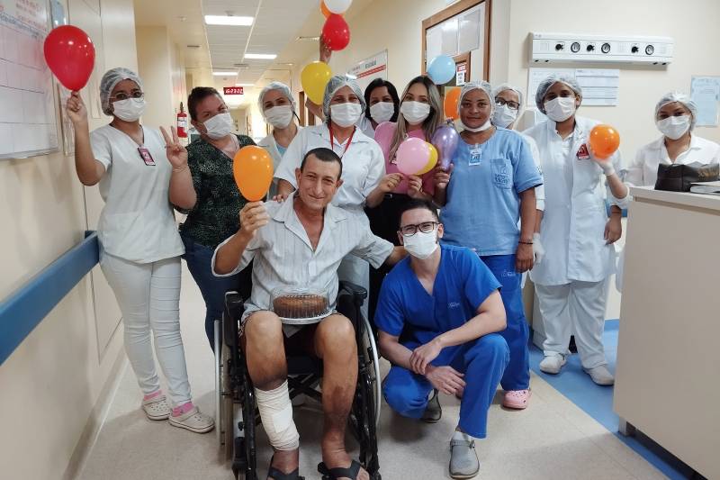 Paciente recebe alta humanizada após 50 dias internado no HRT Paciente recebe alta humanizada após 50 dias internado no HRT