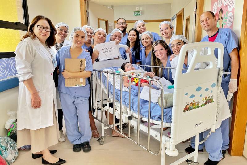 Equipe do Abelardo Santos comemora alta de bebê que ficou 516 dias na UTI Pediátrica Equipe do Abelardo Santos comemora alta de bebê que ficou 516 dias na UTI Pediátrica