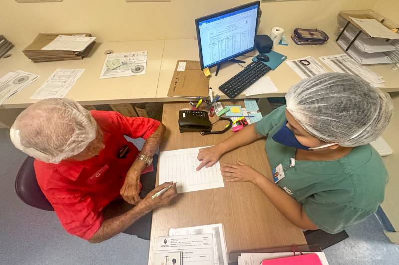 Paciente de 79 anos aprende a escrever o próprio nome no Hospital de Castanhal Paciente de 79 anos aprende a escrever o próprio nome no Hospital de Castanhal