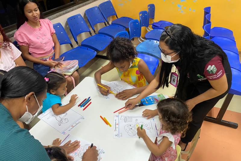 Oficina de arte com tema olímpico engaja pacientes pediátricos no Hospital Geral de Tailândia Oficina de arte com tema olímpico engaja pacientes pediátricos no Hospital Geral de Tailândia