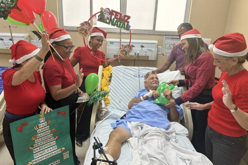 Espírito natalino invade o Hospital Galileu e usuários recebem doações e palavra de fé Espírito natalino invade o Hospital Galileu e usuários recebem doações e palavra de fé