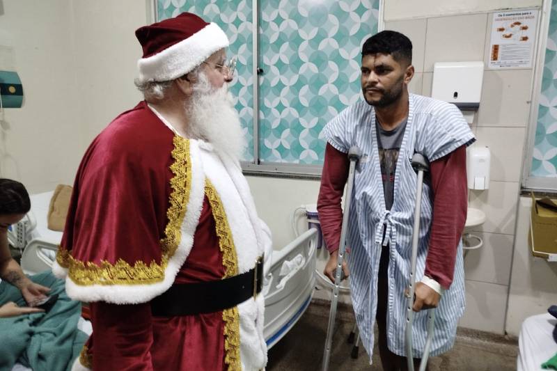 Papai Noel emociona pacientes e colaboradores no Hospital de Marabá Papai Noel emociona pacientes e colaboradores no Hospital de Marabá
