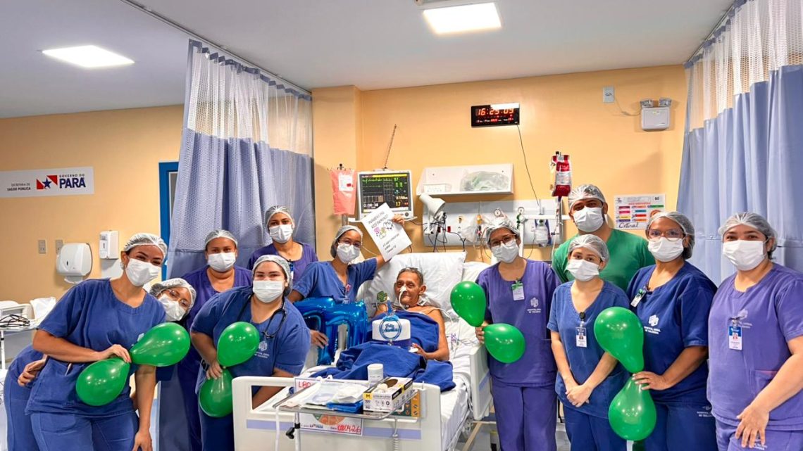 Hospital Geral de Tailândia promove celebração de aniversário para paciente internado na UTI