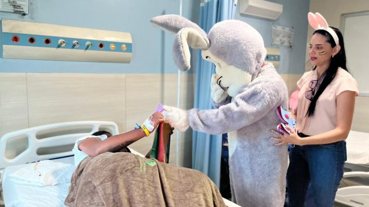 HRPA celebra a Páscoa e realiza inclusão afetiva a paciente durante ação