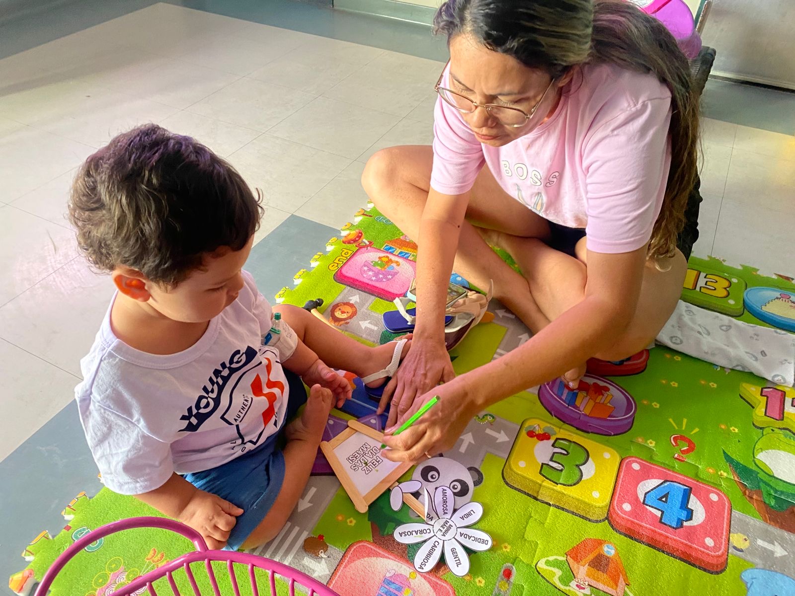 ação na pediatria com a confecção de cartões para as mães.