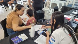 Carla e o filho Bryan recebem carteira CIPTEA