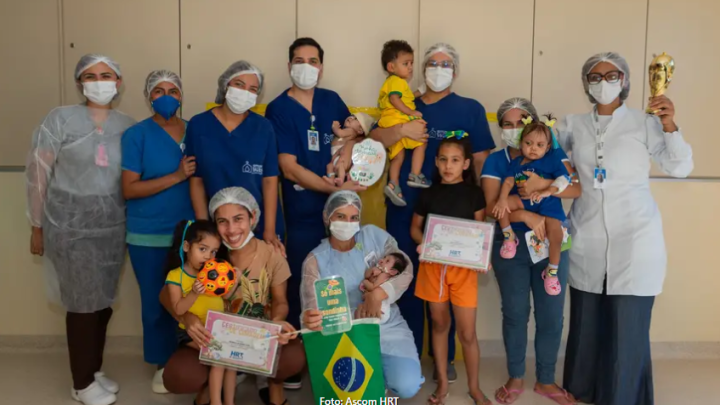 Hospital Regional do Tapajós promove ensaio fotográfico com tema da Copa do Mundo para bebês internados em Itaituba