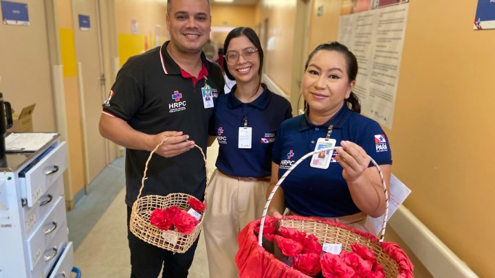 HRPC homenageia mães internadas com flores e mensagens de carinho