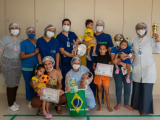 Hospital Regional do Tapajós promove ensaio fotográfico com tema da Copa do Mundo para bebês internados em Itaituba