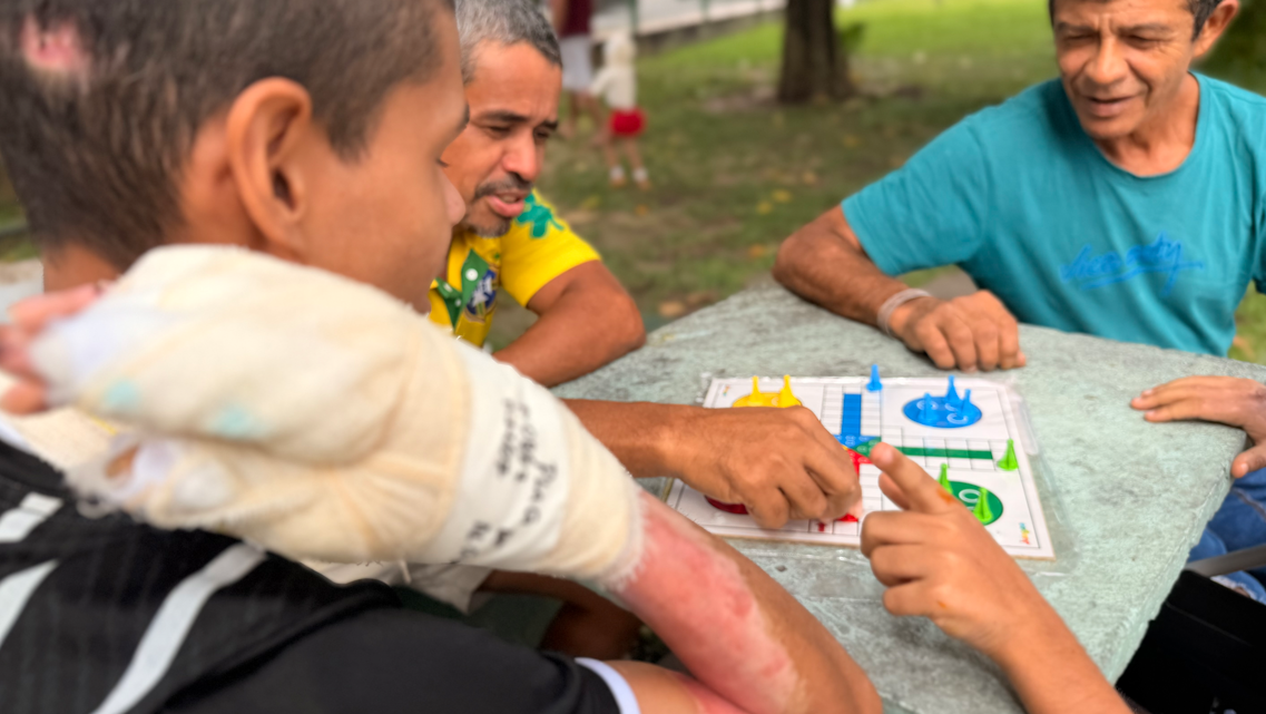 “Jogos de Verão” levam lazer e humanização para crianças internadas no Hospital Metropolitano