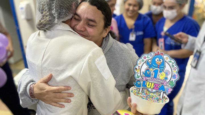 Com 90 dias de internação, criança celebra primeiro ano de vida com festa no Hospital Metropolitano