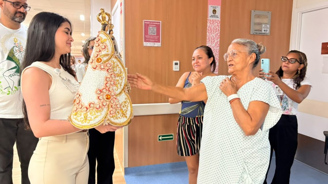 Imagem de Nossa Senhora de Nazaré emociona pacientes durante visita no Hospital da Mulher do Pará