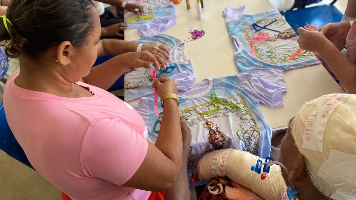 Internados no Hospital Metropolitano participam de oficina de customização de camisas para o Círio