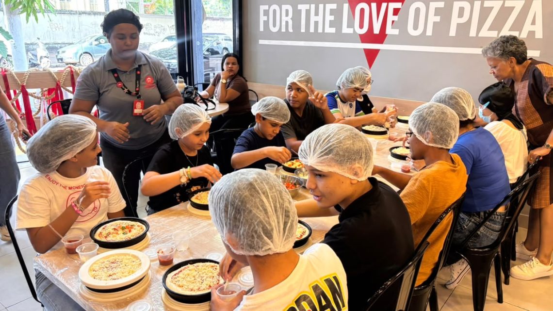 Pacientes do Hospital Oncológico Infantil Octávio Lobo participam de oficina de pizzaiolo